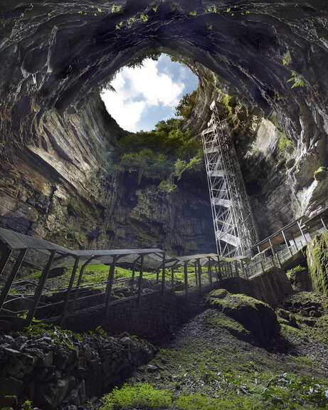 Le gouffre de Padirac : le puy d'entrée, profondeur de 54m, diamètre 35m, permet d'accéder à un réseau de 40km de galeries à plus de 100m de profondeur ©JC. Lemée/SES Padirac