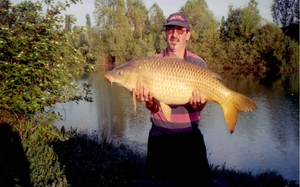 Carpe commune de 13kg à la pâture.jpg