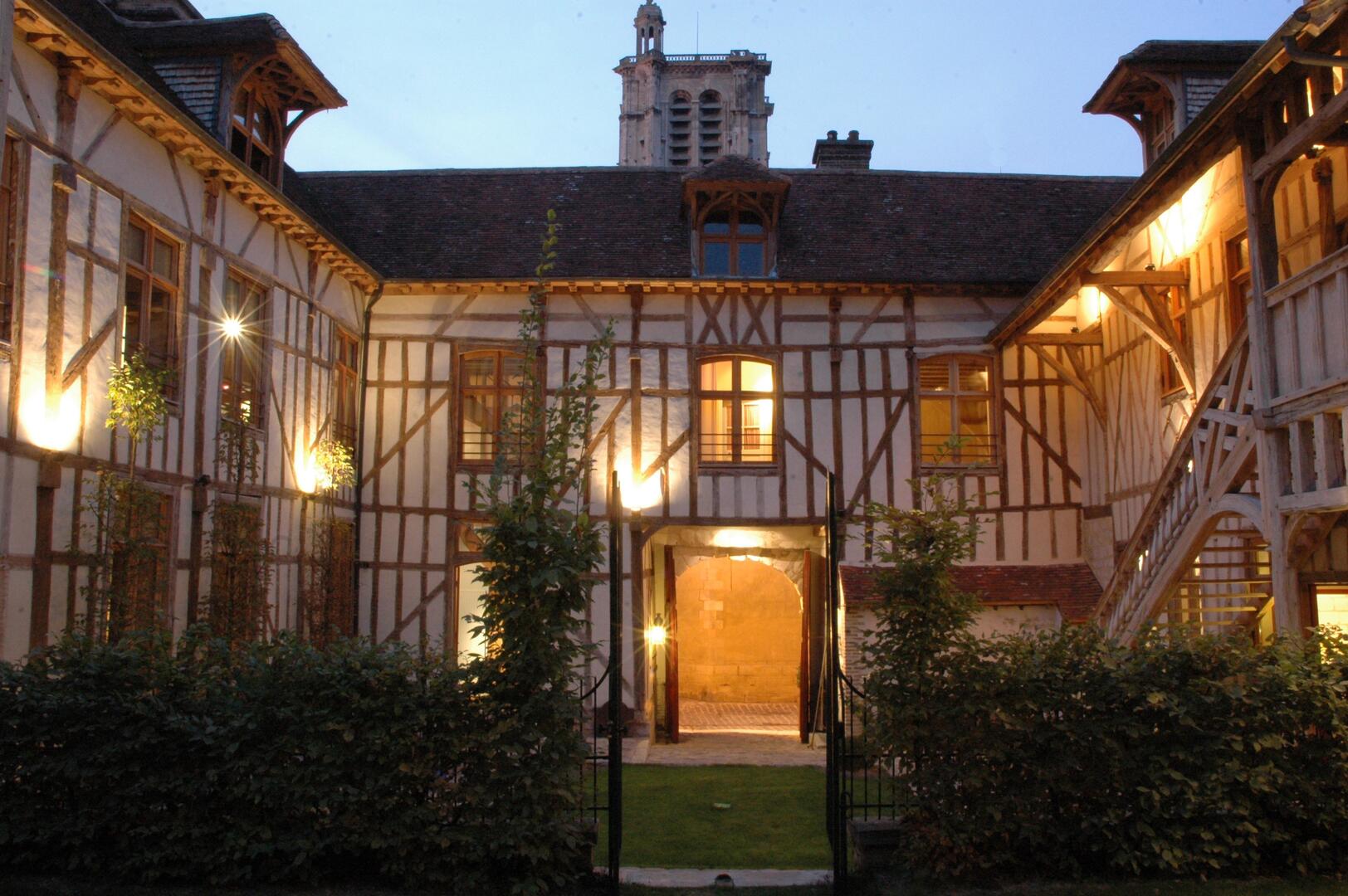 France. Troyes. Hôtel. LA MAISON DE RHODES 4.jpg