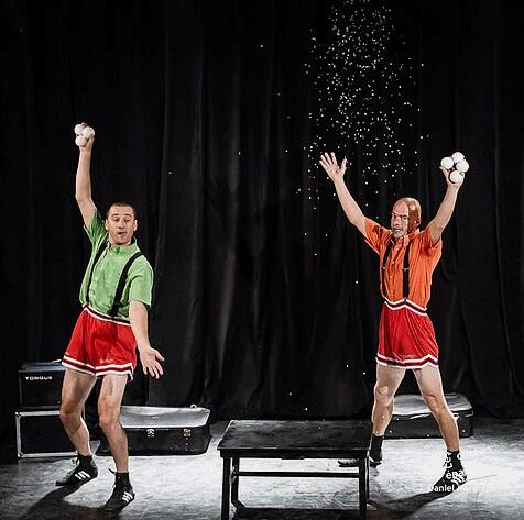 Spectacle_enfant_Une_balle_entre_nous_La_Roche_Posay_juillet_2020.jpg
