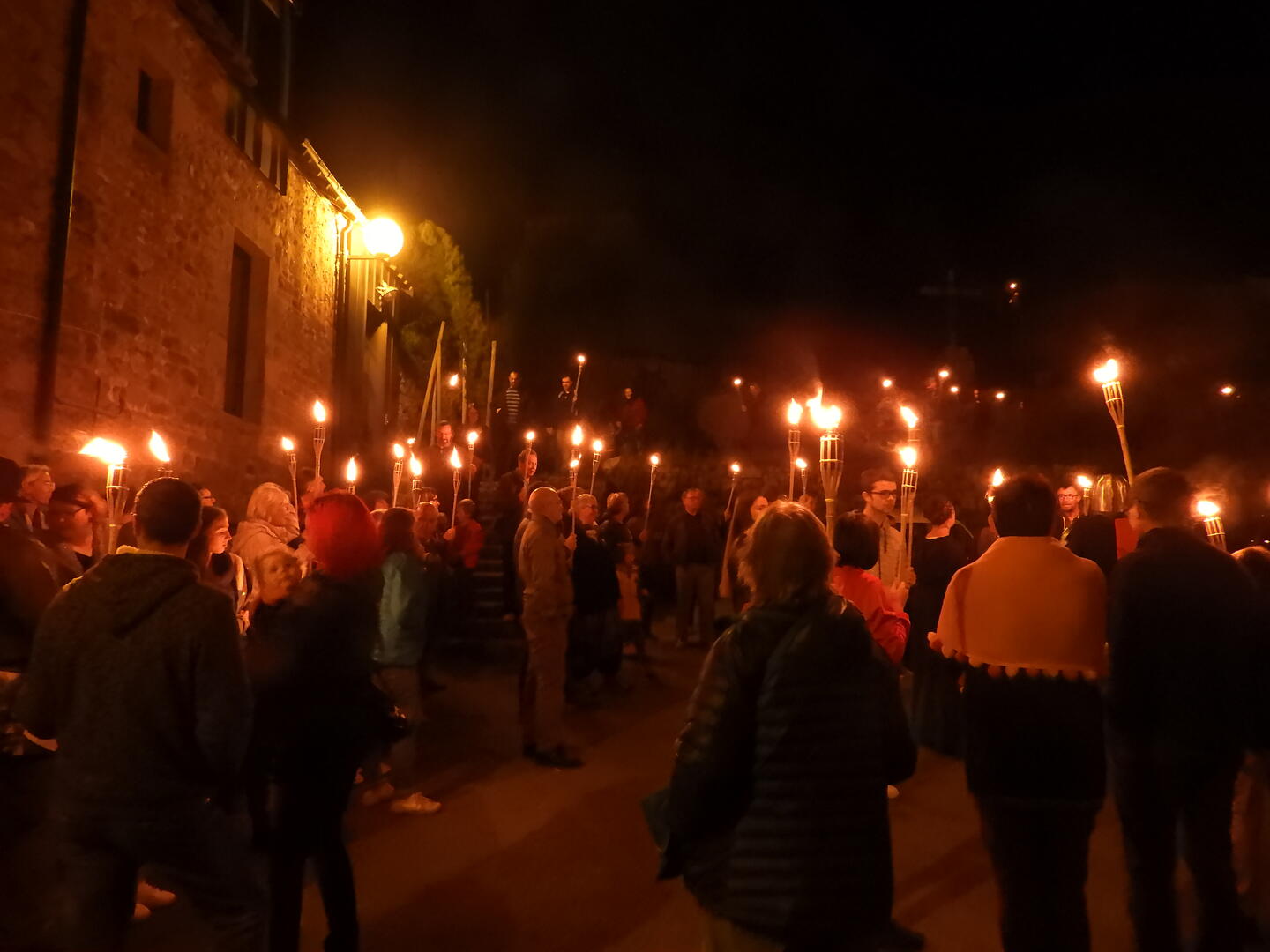 Visite_aux_flambeaux_Ploerdut_©Kastell_Kozh.JPG