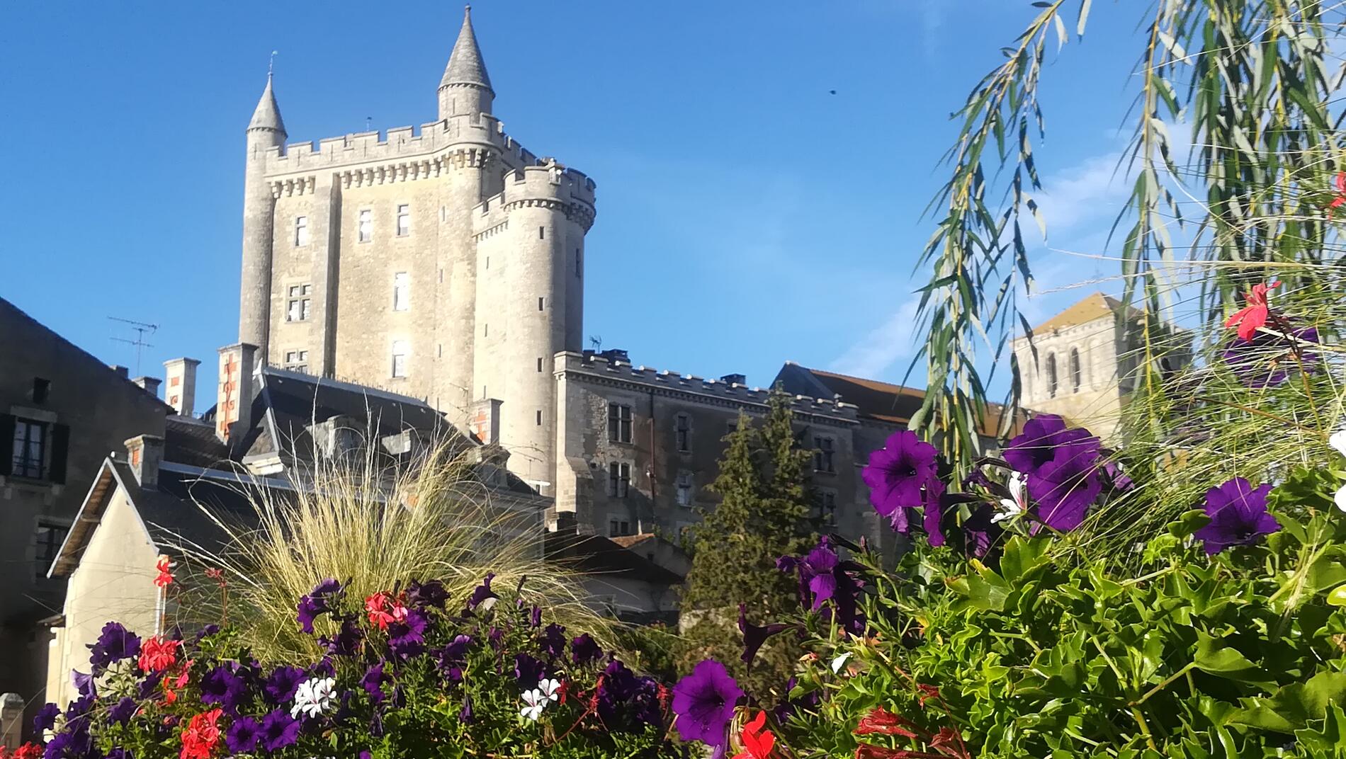 Morthemer eglise chateau.jpg