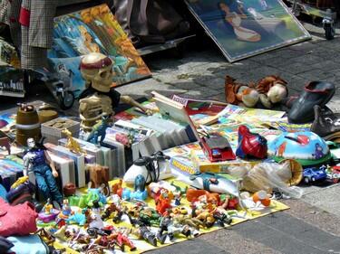 Etalage_de_vide-grenier_Paris_11eme.jpg
