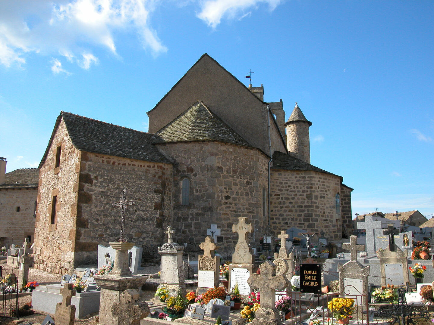 Alenc-eglise-vue-ex.chevet.jpg