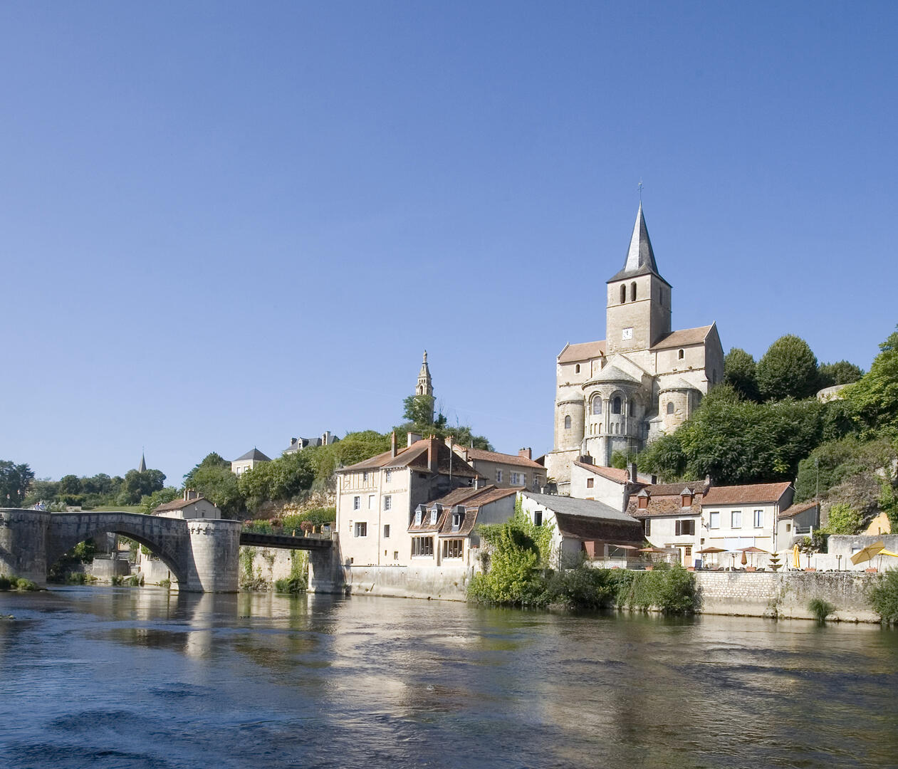 Montmorillon_cite_de_l_ecrit_vue_Gartempe.jpg