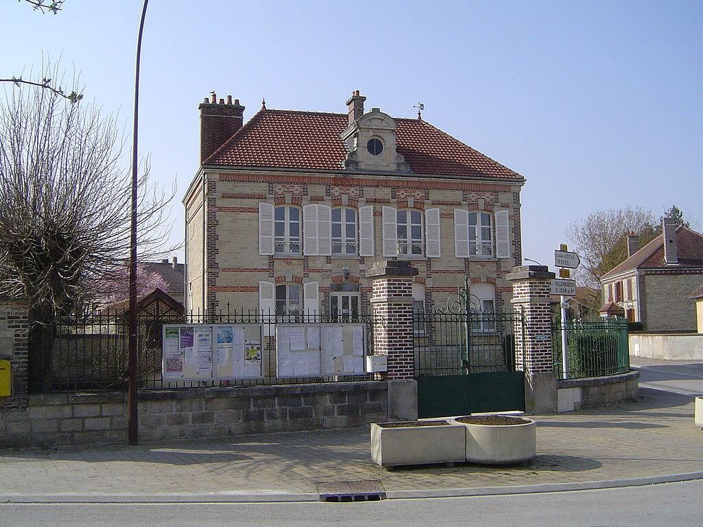Isle-Aumont_-_La_mairie.JPG