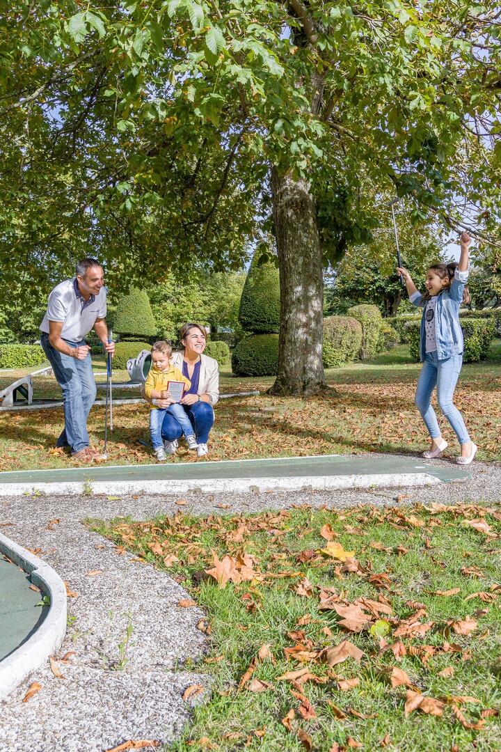 Mini-golf_La_Roche_Posay.jpg