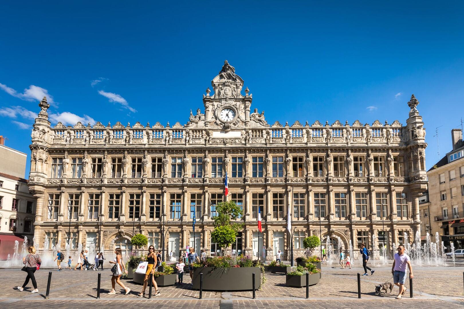 1.Valenciennes-place-d'armes-hôtel-de-ville-OTCVM © claude.waeghemacker-HD-130-min.jpg