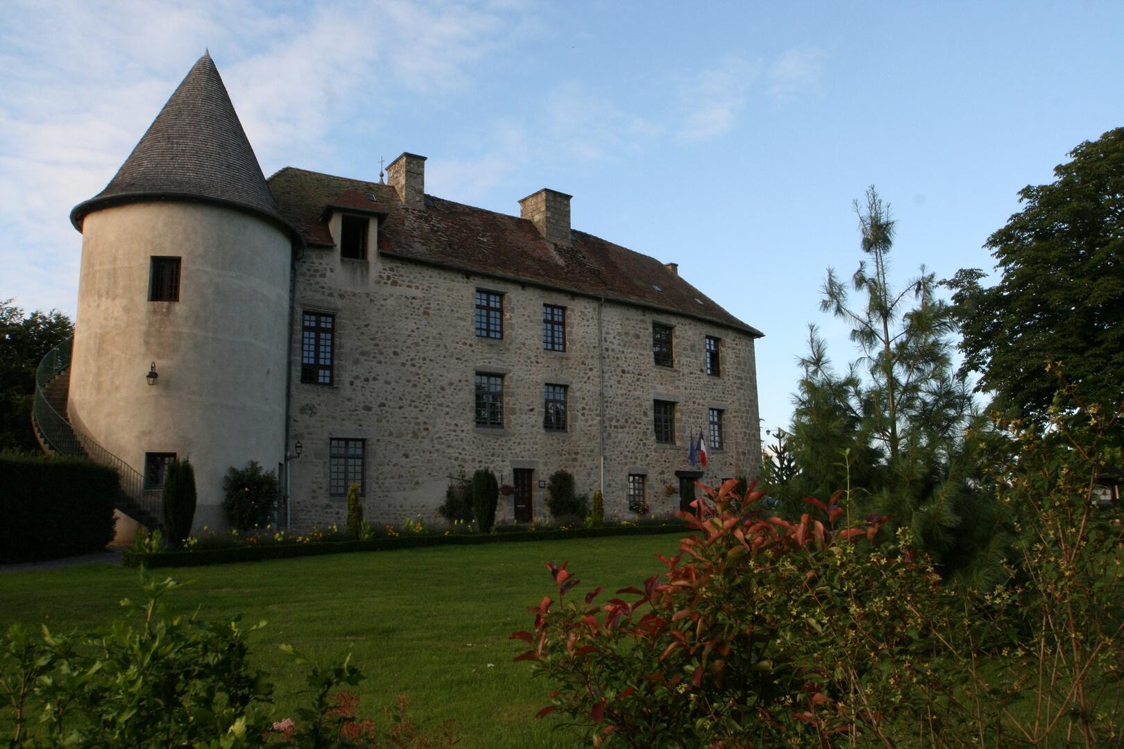 chateau_mothe-merinchal-Monts_Vergnes.jpeg
