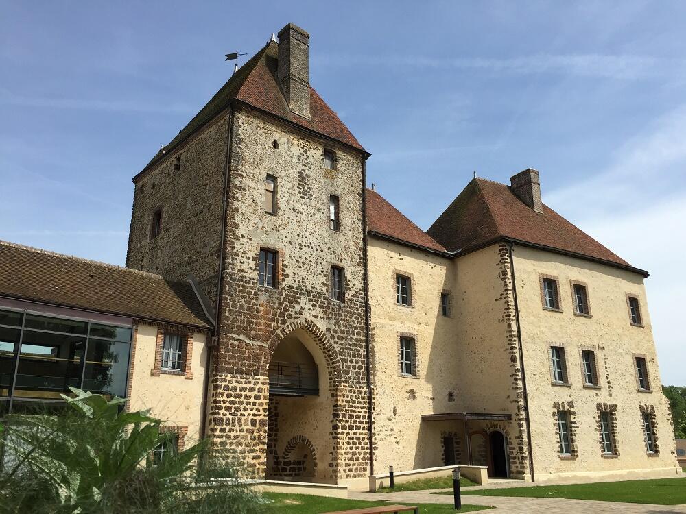 Chateau-de-Senonches-cote-cour-2