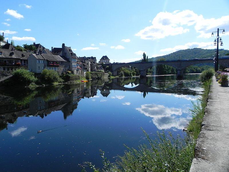 Argentat,_La_cité_d'Argentat_se_situe_aux_confins_de_trois_régions,_le_Limousin,_l'Auvergne_et_le_Quercy_-_panoramio_(2)
