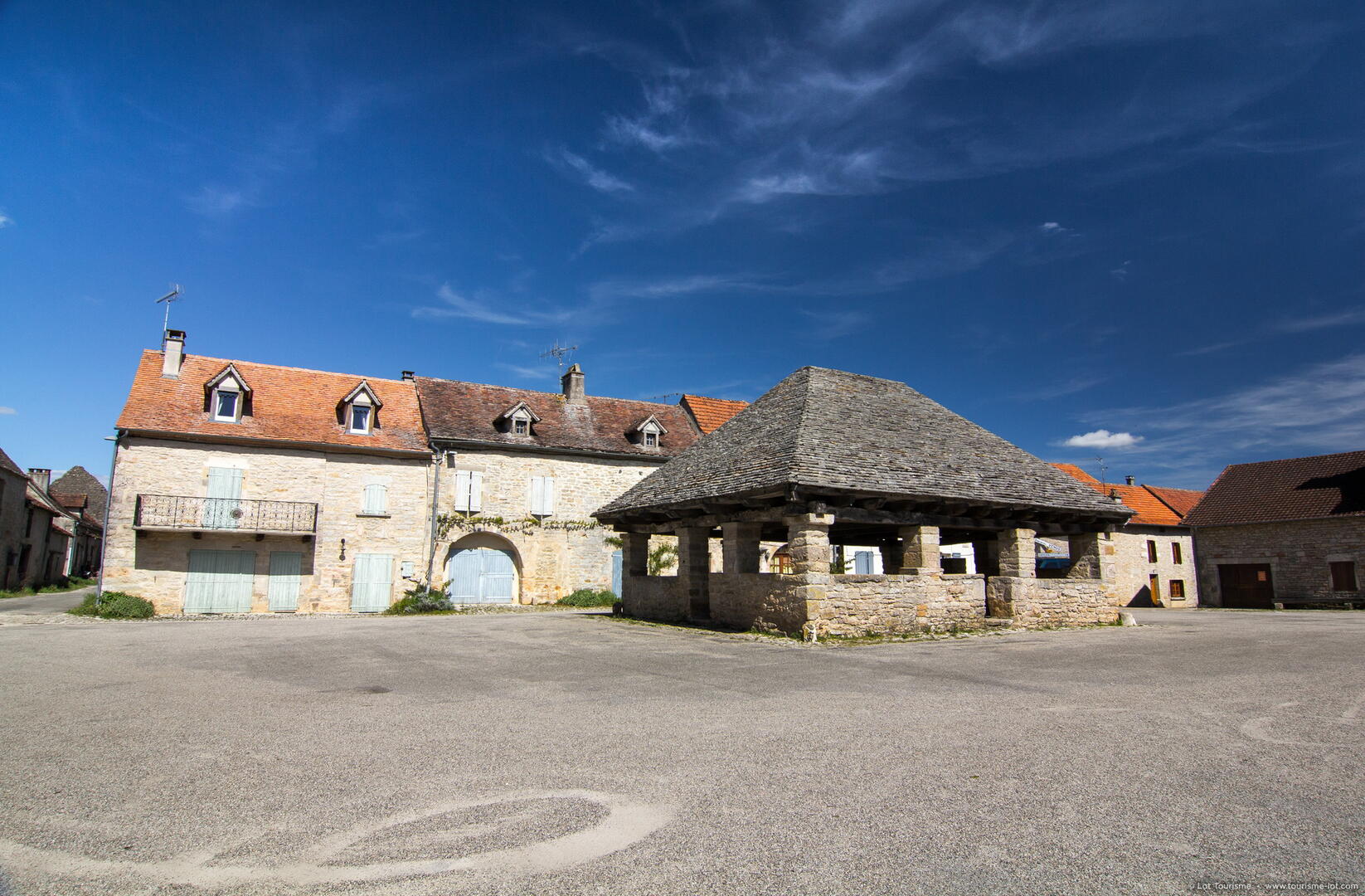 Beauregard - Vue sur la Halle