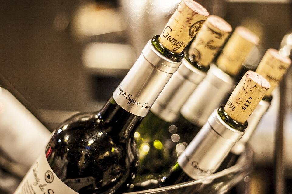 bottles-of-wine-3015285_960_720