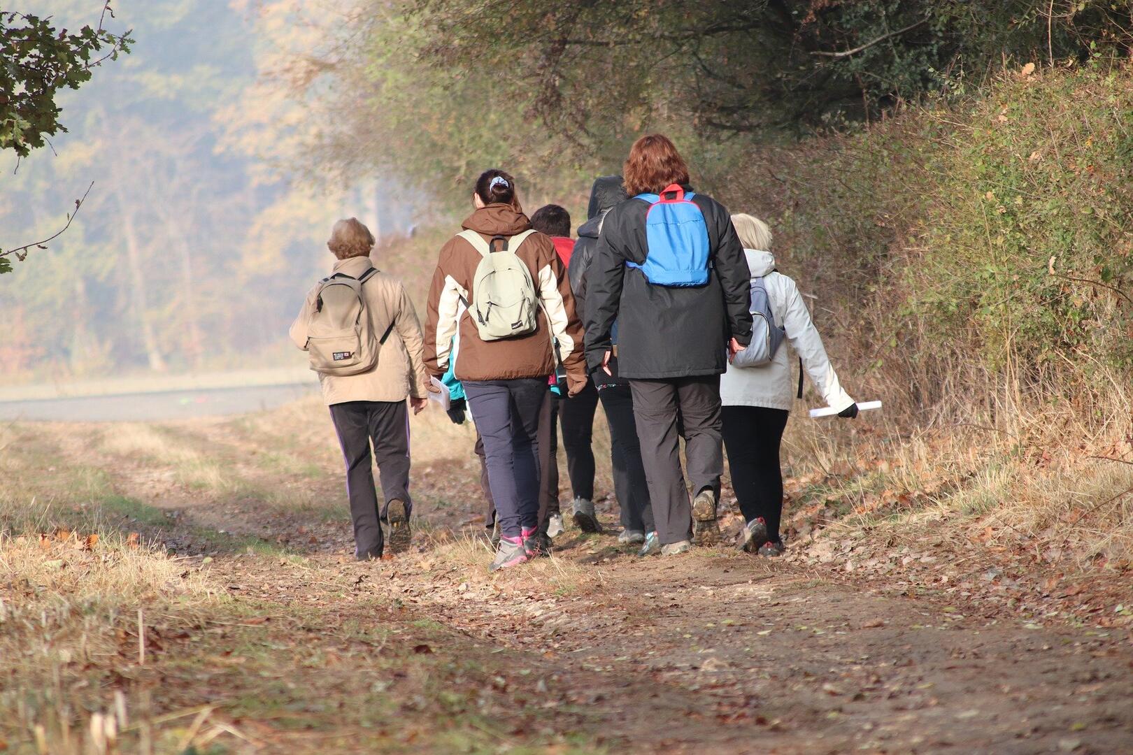 hikers-3929863-1920