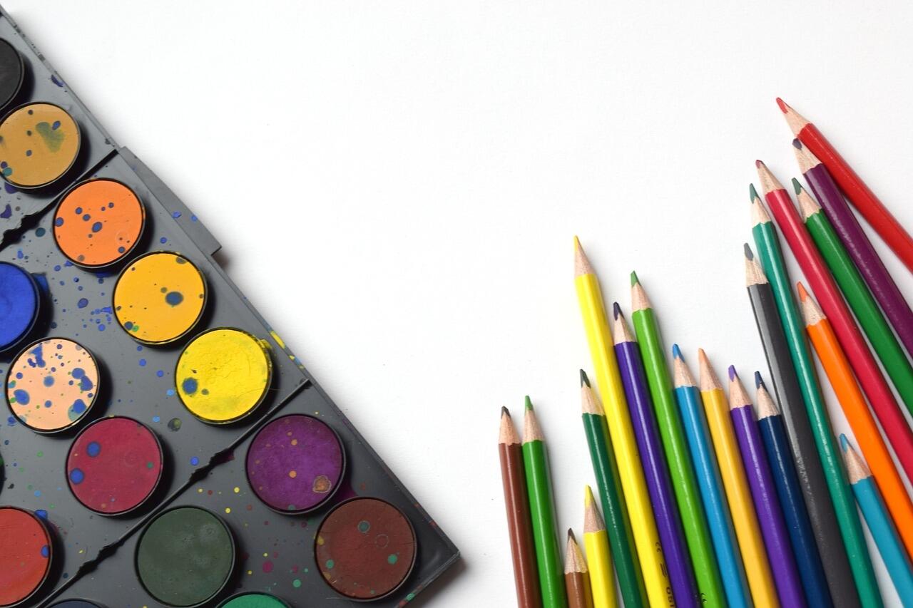 peinture et crayons