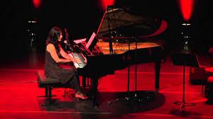 photo Magali au piano fond rouge