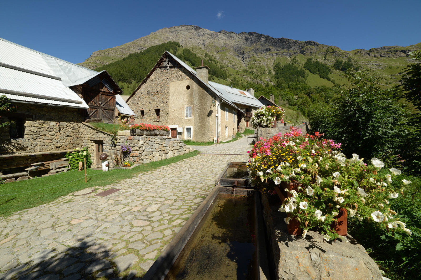 Le village de Prapic en été