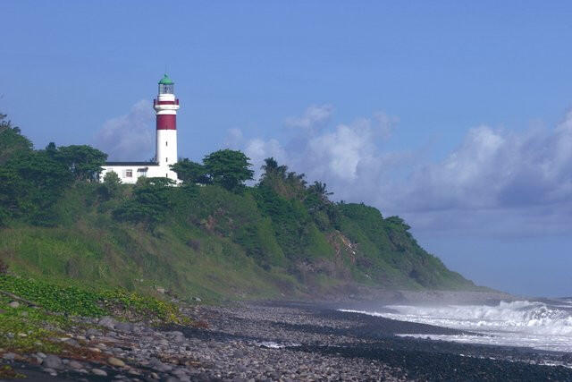 Le phare de Sainte Suzanne dans le jardin duquel est installé l'office de tourisme. - Office de Tourisme Intercommunal du Nord - Antenne de Ste-Suzanne