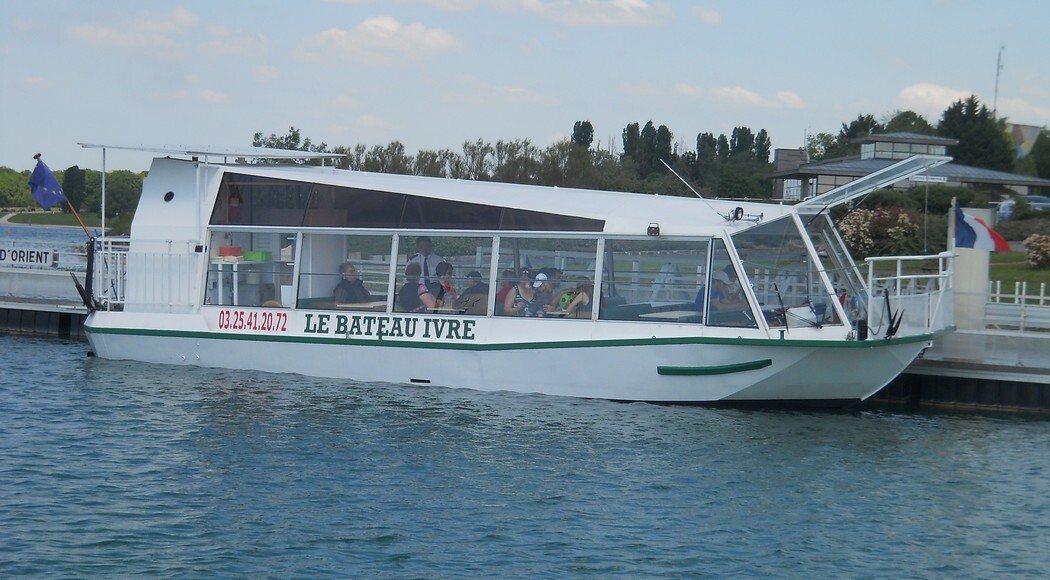 Le Bateau Ivre MesnilSaintPère Dans l'eau, Destination Famille Grands lacs de Champagne