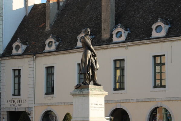 Statue Niepce et Office de Tourisme