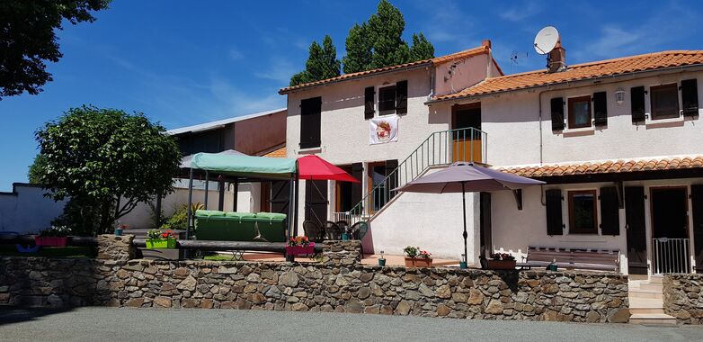 courlau-chambres-dhotes-le-gachignard-facade.jpg