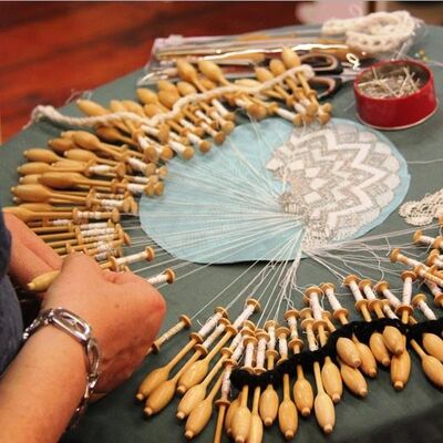 Atelier dentelle main initiation, évolution et mise en valeur juin sep noc déc.jpg