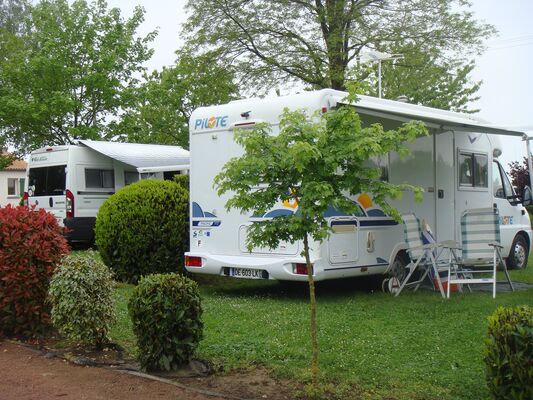 Argentonnay-camping-du-lac-dhautibus-aire-camping-car-sit.jpg