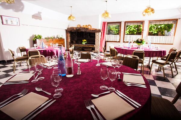 Les Vignes Blanches Restaurant.jpg