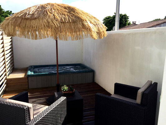 La-terrasse-et-la-spa-privé-chambre-Kaki-1.jpg
