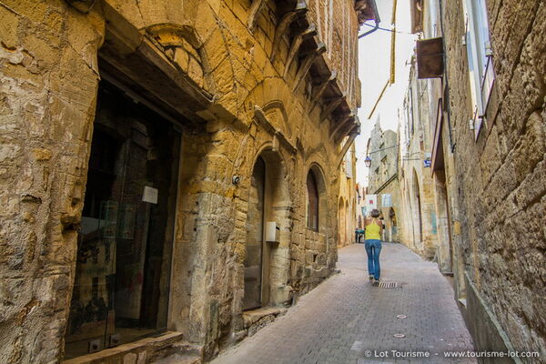 Balade dans les ruelles de Gourdon © Lot Tourisme - C. Novello 160922-181655_800x533.jpg