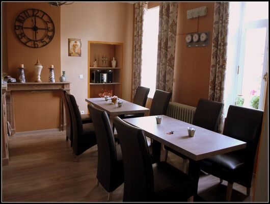 REVE-BLEU-CHAMBRE-HOTE-TABLE.jpg