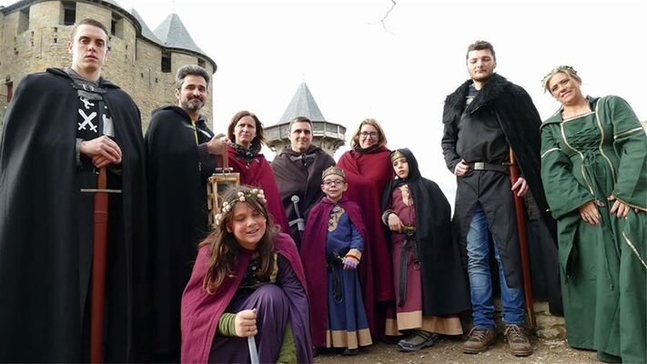 Location de costumes visite de carcassonne.jpg