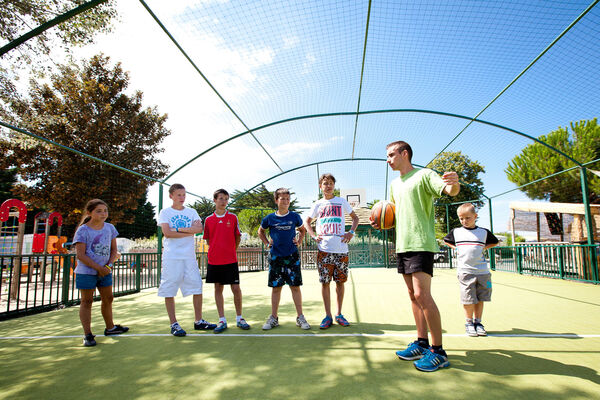 Camping-Les-Peupliers---terrain-multisports.jpg