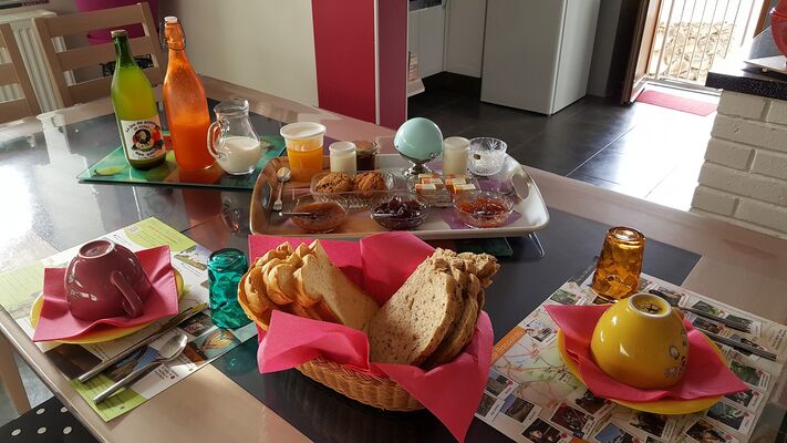 courlay-chambres-dhotes-le-gachignard-petit-dejeuner2.jpg