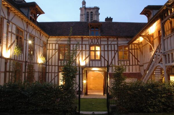 France. Troyes. Hôtel. LA MAISON DE RHODES 4.jpg