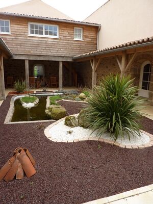 nueil-les-aubiers-chambres-dhotes-la-minaudiere-patio.jpg