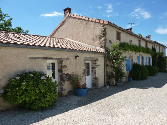 cerizay-chambre-dhotes-la-gondromiere-facade1.jpg