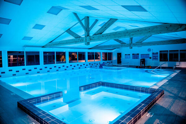 piscine_interieur-les-varennes-iledere.jpg