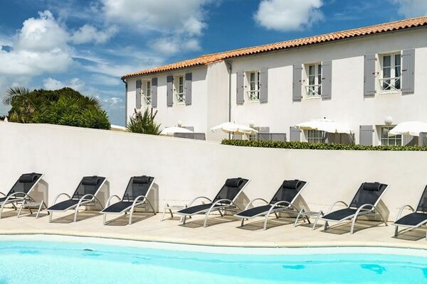 apparthotel-perledere-iledere-lacouarde-piscine.jpg