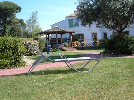 parasol hotel ile de re restaurant.jpg