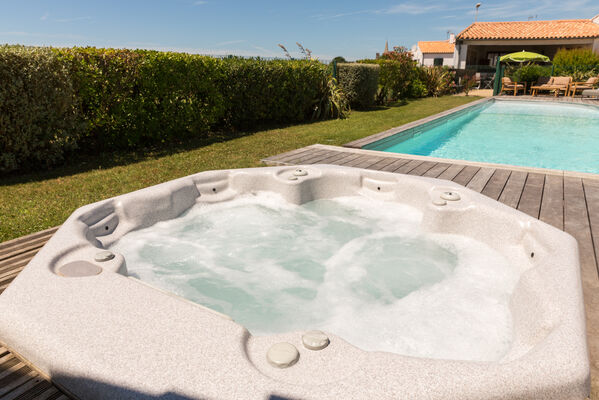 VueGenerale7Spa3 NewBrand-F455-FR-sainte-marie-de-ré-jacuzzi-320.jpg