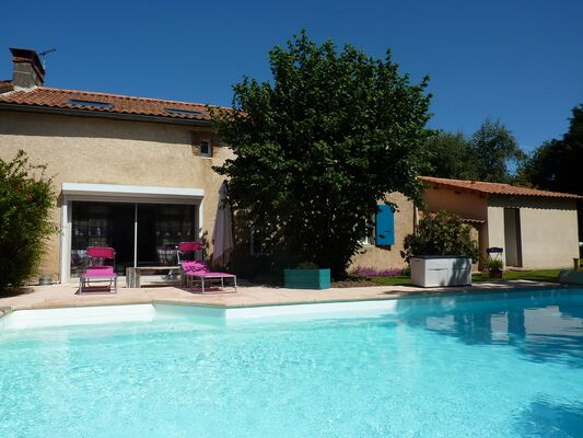 cerizay-chambre-dhotes-la-gondromiere-piscine.jpg