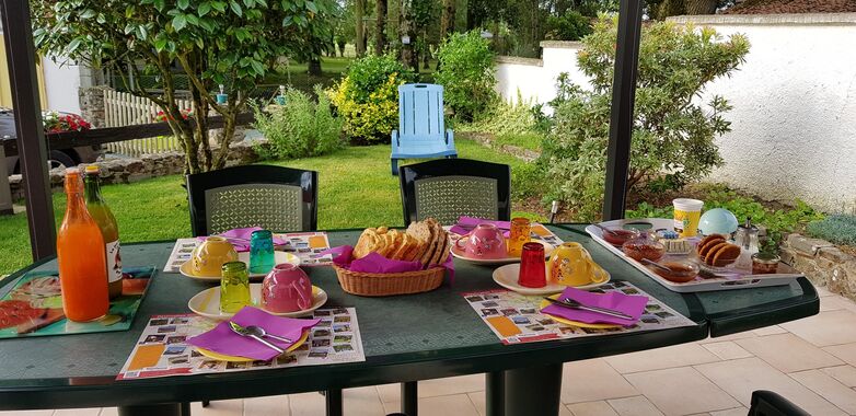 courlay-chambres-dhotes-le-gachignard-petit-dejeuner1.jpg