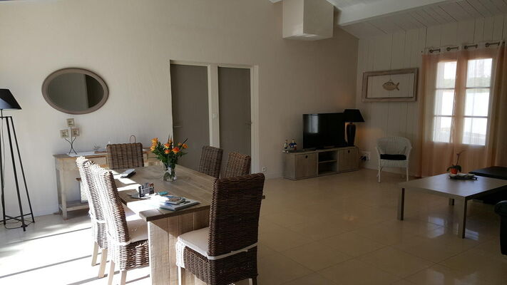 location-iledere-lepinparasol-sejour-salon.jpg
