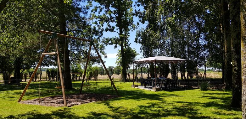 courlay-chambres-dhotes-le-gachignard-jardin-jeux-terrasse.jpg