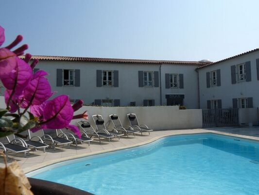 apparthotel-perledere-iledere-lacouarde-piscine-3.JPG