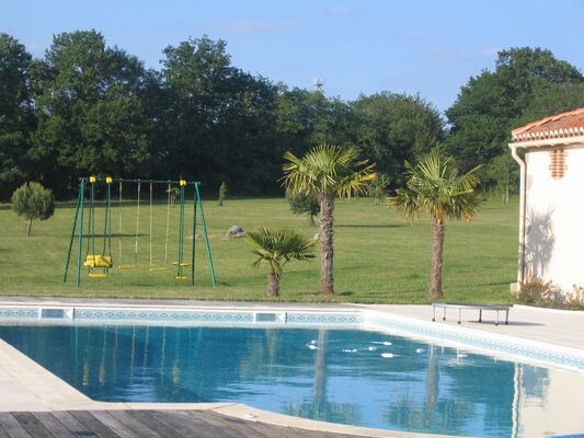 nueil-les-aubiers-chambres-dhotes-la-minaudiere-piscine.jpg