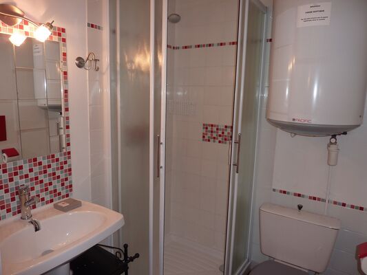 cerizay-chambre-dhotes-la-gondromiere-sdb'.jpg