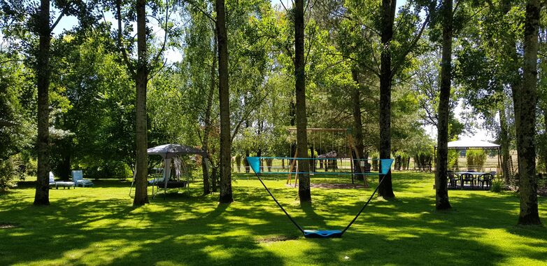 courlay-chambres-dhotes-le-gachignard-jardin.jpg