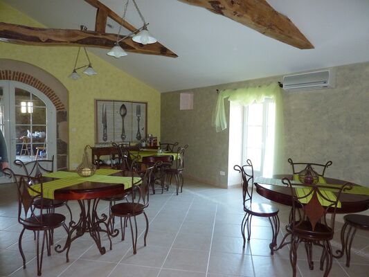 nueil-les-aubiers-chambres-dhotes-la-minaudiere-salle-petit-dejeuner.jpg